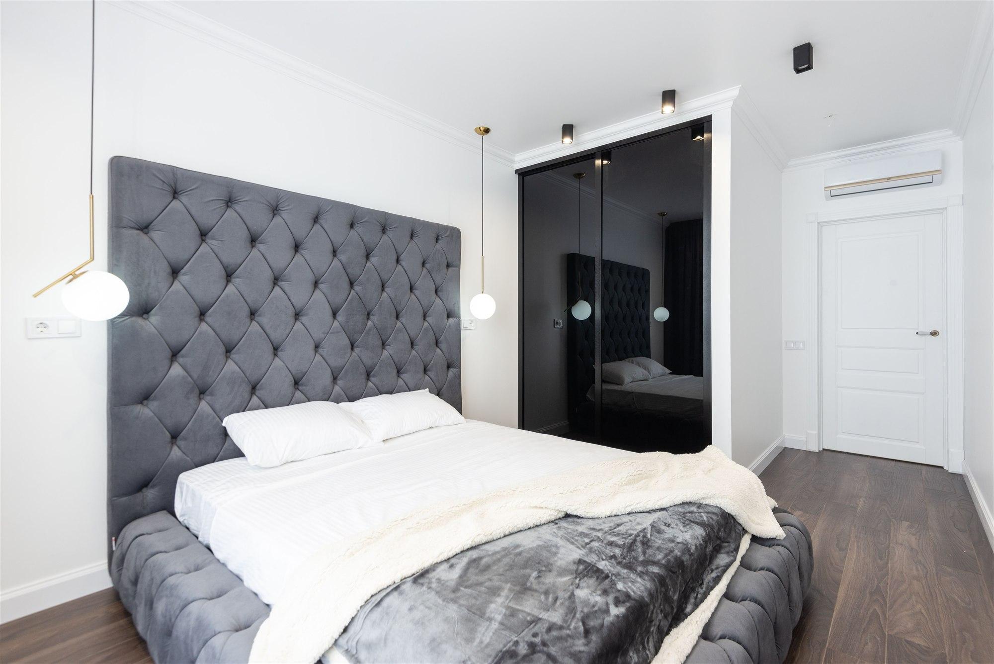 Modernes gepolstertes Bett in einem Schlafzimmer